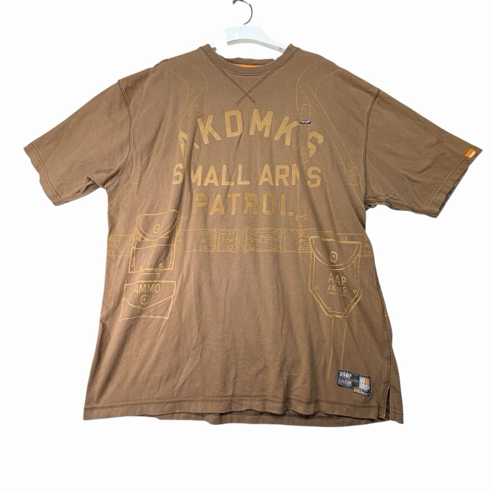Akademiks Men's Arms Patrol Graphic T Shirt Brown Military Y2K Street Size 2XL